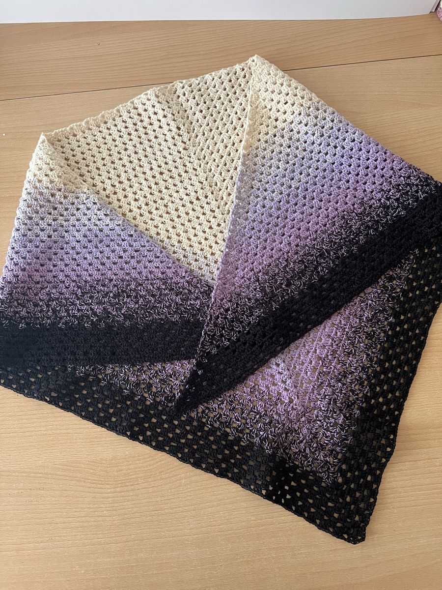 Foulard & Sciarpe: Dreiecktuch Gehäkelt – Nuovo e nell'imballaggio originale da Rupperswil venduto da sige82 2