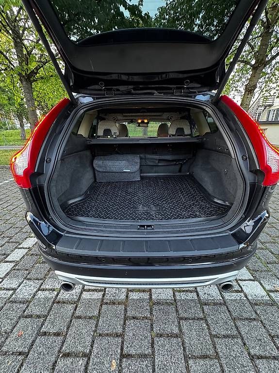 Automobili: VOLVO XC60 D5 AWD R-Design – Usato da Stäfa venduto da Maurinho 4