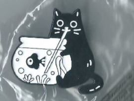 Plaketten & Abzeichen: Schwarze Katze mit Goldfisch - Pin – Neu (gemäss Beschreibung) aus Zürich von t24_de
