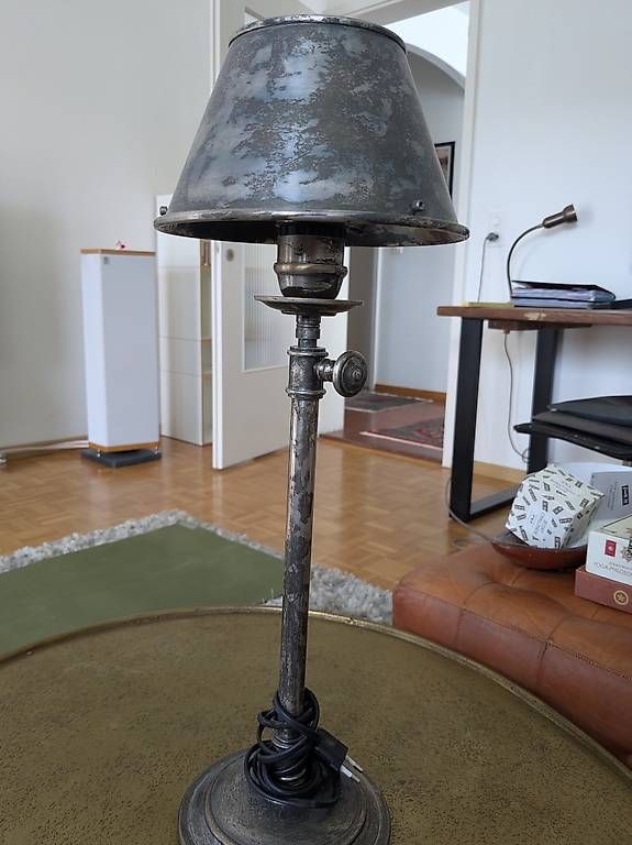 Lampade: Tischleuchte aus Altsilber – Usato da Zürich venduto da Gzus