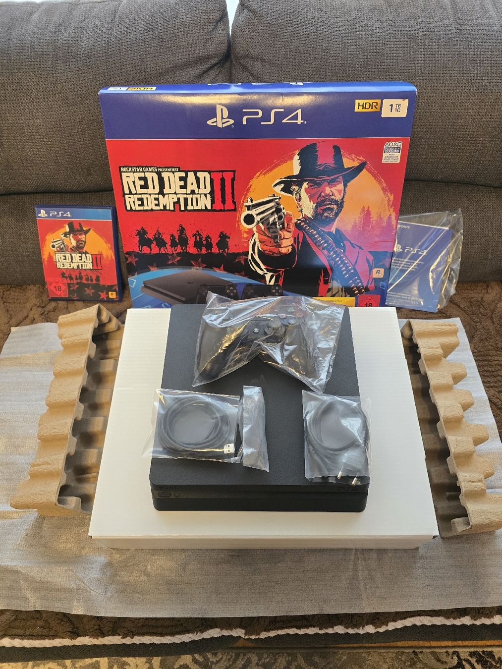 Sony Console: PlayStation 4 1TB + Red Dead Redemption 2, Top! – Nuovo (secondo la descrizione) da Winterthur venduto da AMKOM5E39