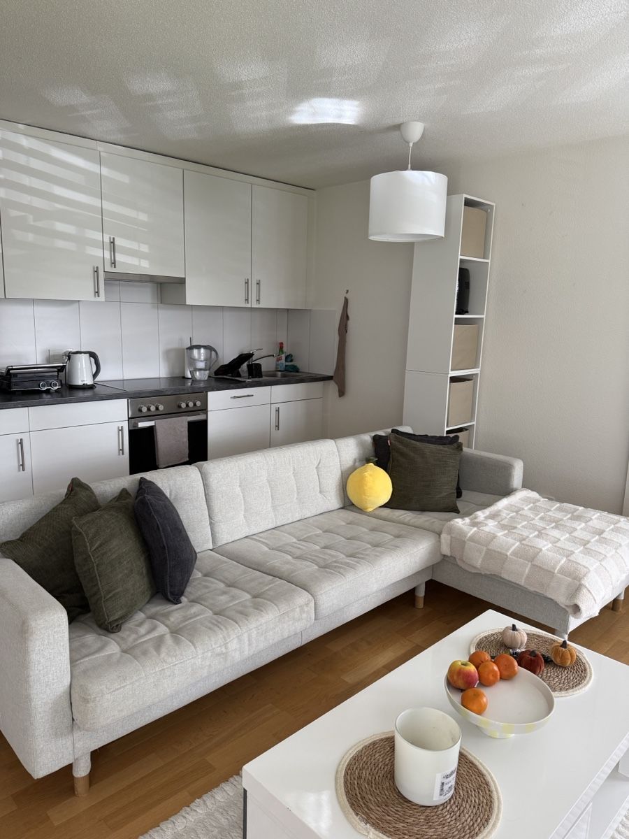 Sofas: Ecksofa hellgrau mit Récamiere neuwertiger Zustand – D'occasion à Oensingen par kla_r85m
