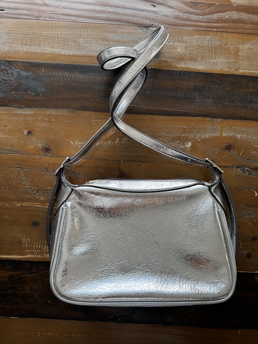 Taschen für Damen: Umhängetasche silber Kunstleder – Neu (gemäss Beschreibung) aus Kloten von wan_5gvc 1