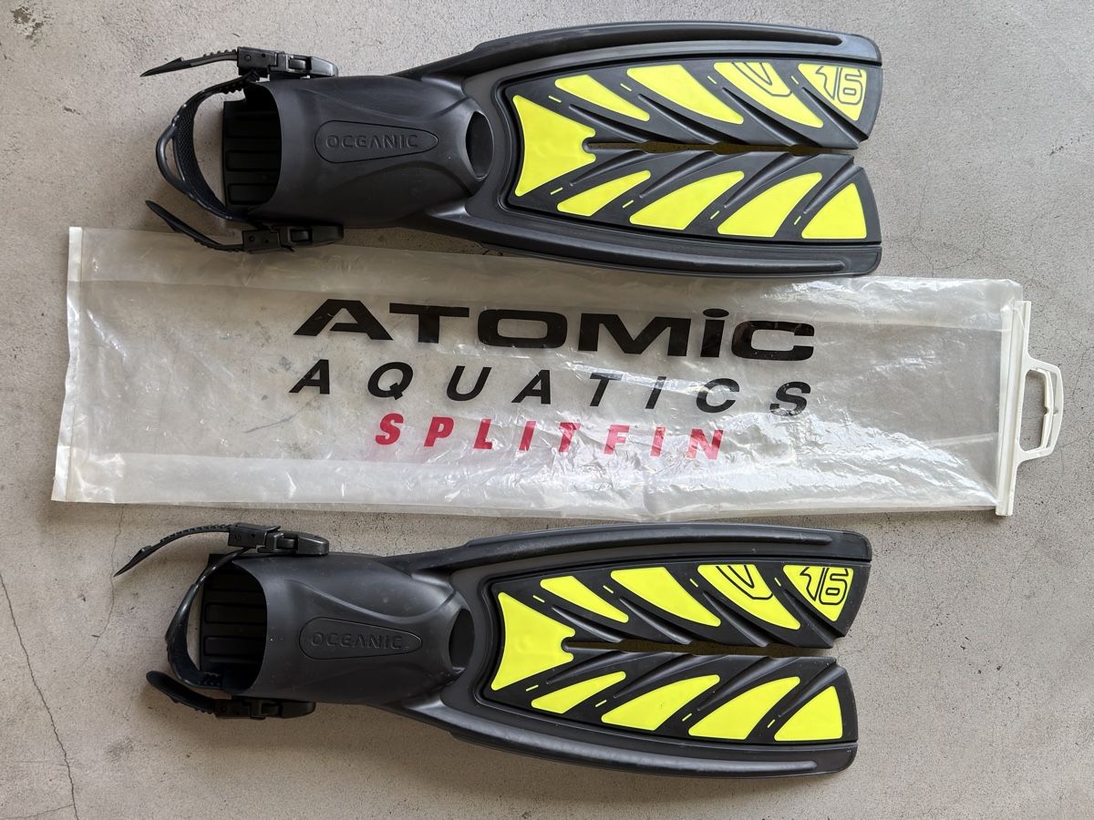 Pinne, Maschere & Boccagli: Atomic Aquatics SplitFin Tauchflossen M-L mit Originalbeutel – Usato da Zürich venduto da wiedese