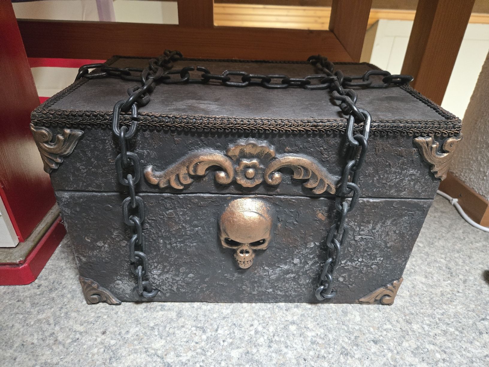 Tutte le decorazioni: Halloween coffre de pirate animé – Usato da Estavayer-le-Lac venduto da Clapsodi