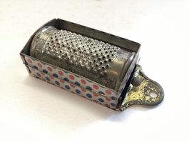 Alte Spielzeug Walnussreibe mit Schublade für Puppenküche