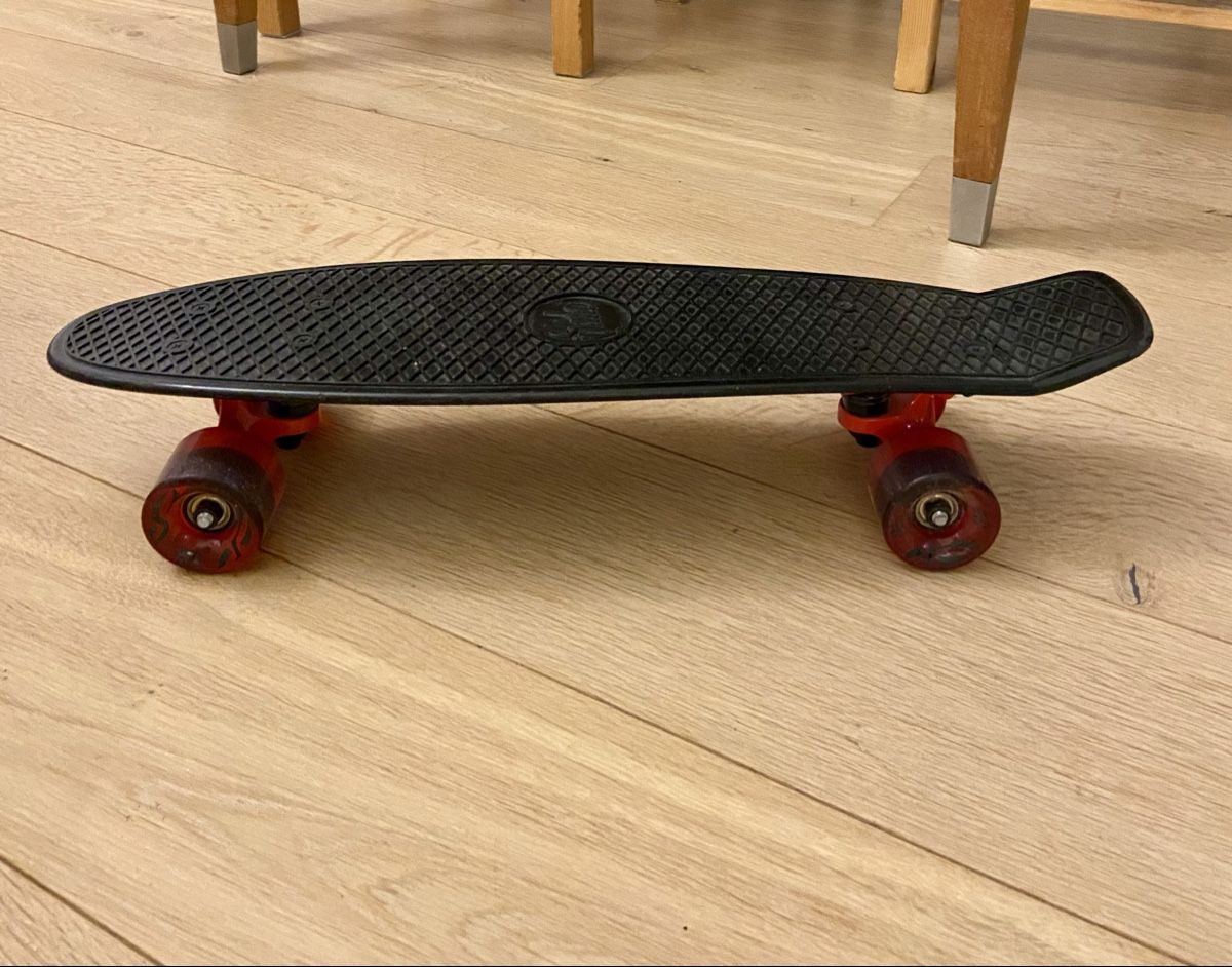 Slide Skateboards: Cooles Slideboard, schwarz mit roten Rädern – Usato da Hinwil venduto da Claucat