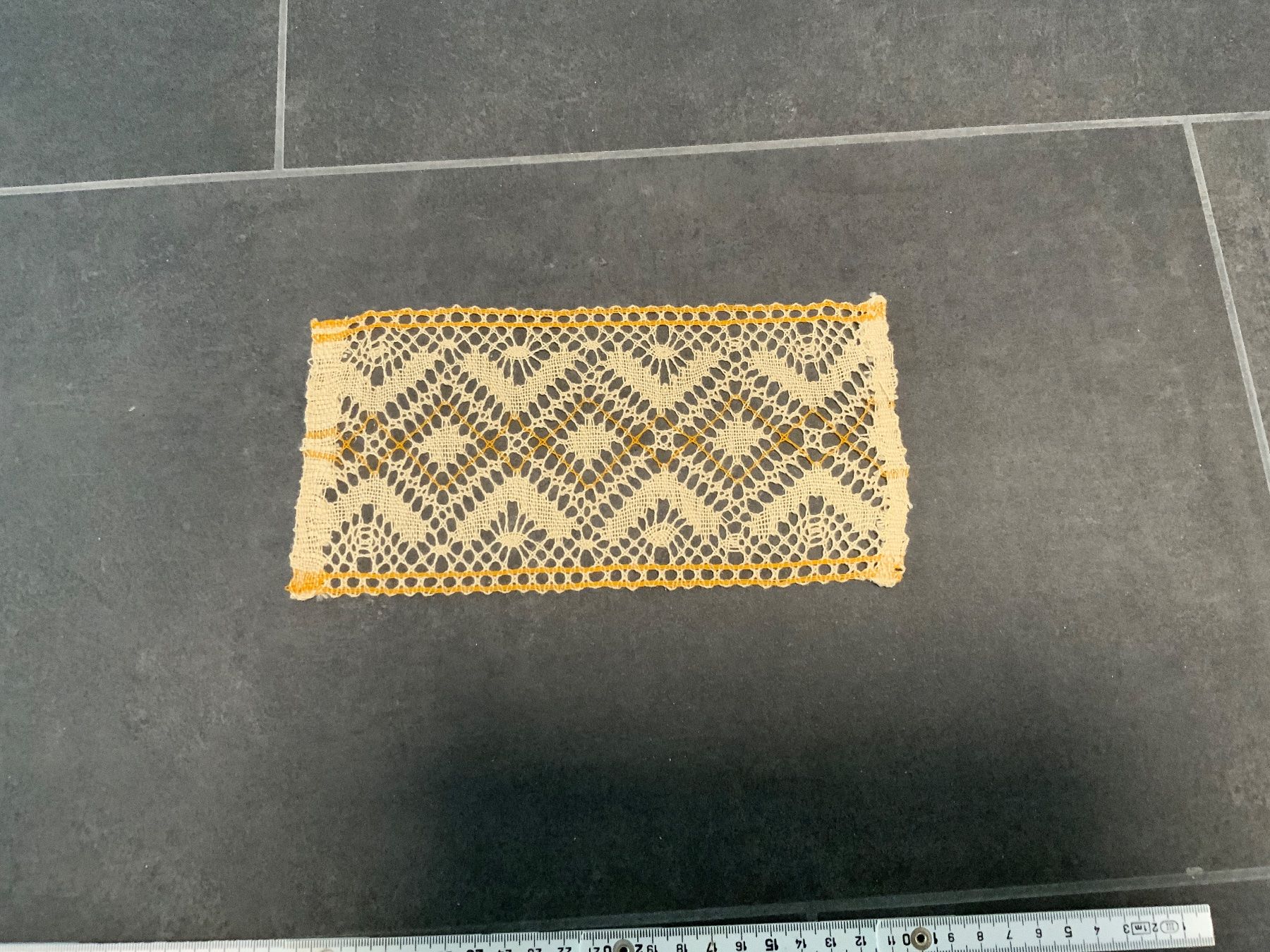 Tutte le decorazioni: Gehäkelte Deckchen, Beige/Orange, Handarbeit, Vintage! – Usato da St.Pantaleon venduto da wys_9wdz