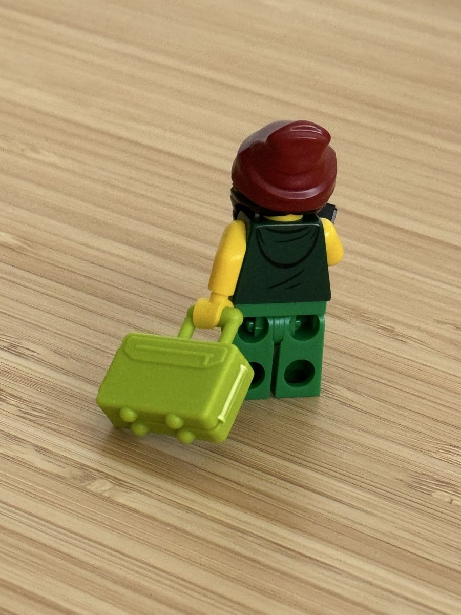 Lego Statuette: LEGO Minifigur mit Koffer – Usato da Neuhausen am Rheinfall venduto da Laghi 2