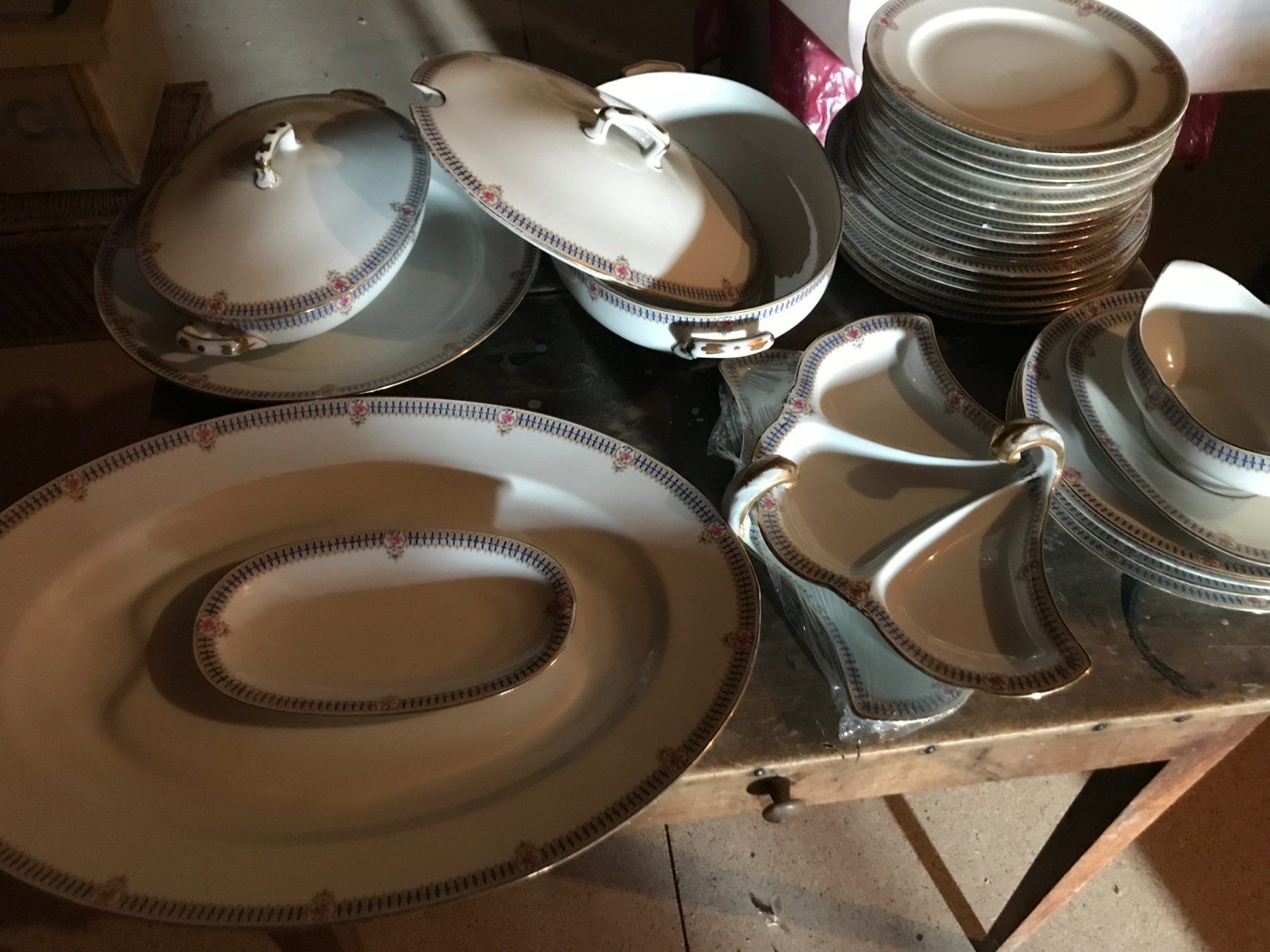 Set di piatti: Lot de vaisselle – Usato da PLAN-LES-OUATES venduto da DUMONTBE 1