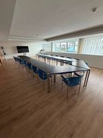 Seminartisch mit Stühlen in gutem Zustand