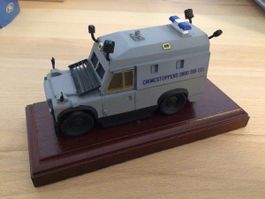 Modellauto Polizei gepanzert auf Holzsockel (nr.67)