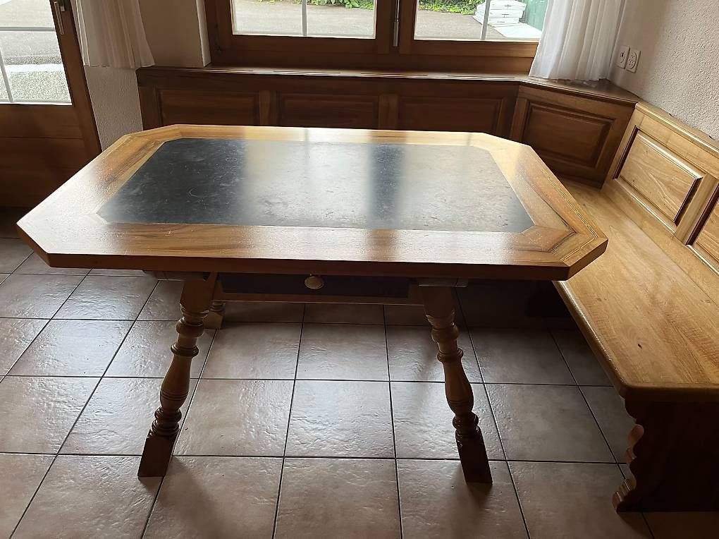 Tische: Tisch & Eckbank aus Nussbaum – Gebraucht aus Appenzell von Giggs90 1