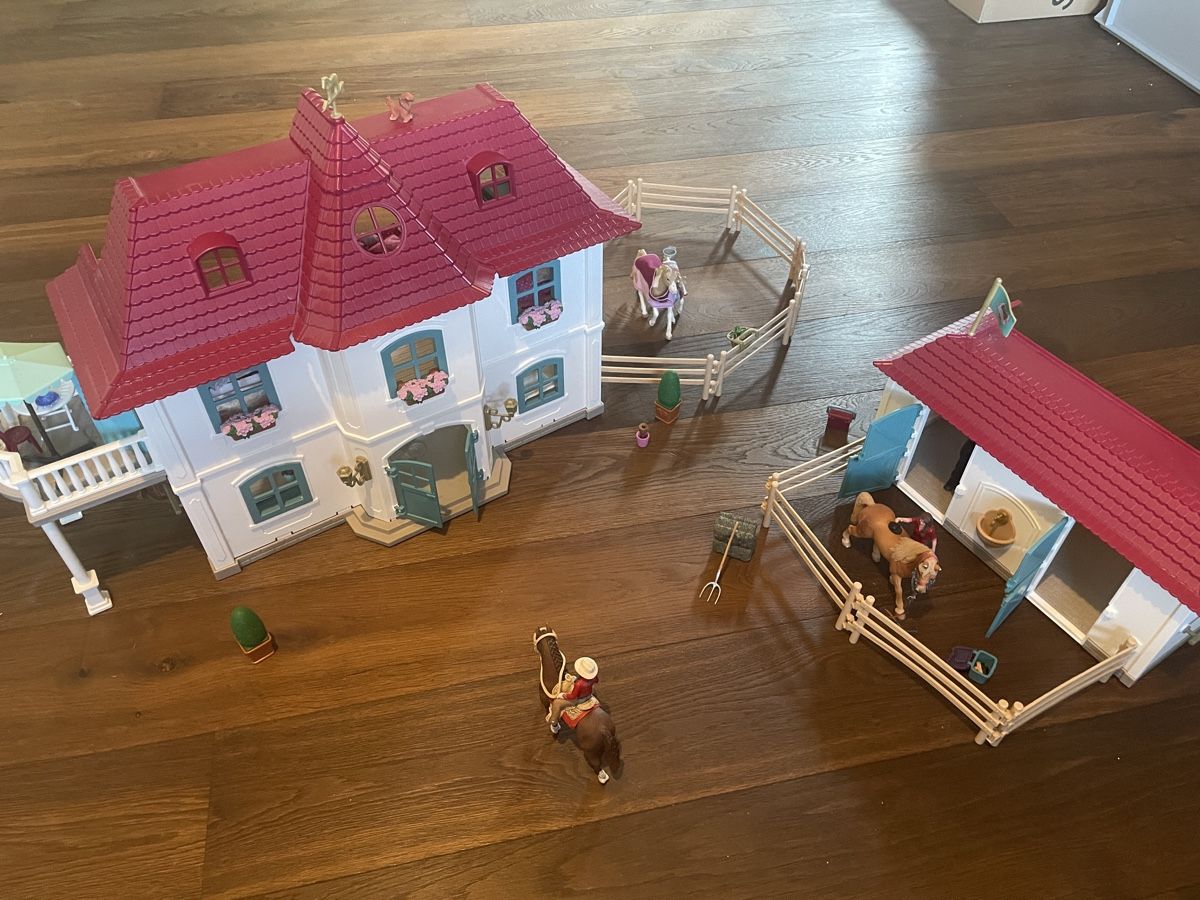 Schleich Giocattoli: Schleich Haus und Stall – Usato da Meiringen venduto da Maersk