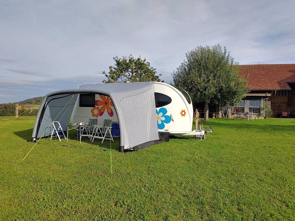 Tentes: Wohnwagen Sonnenvordach mit Luft – D'occasion à Zuchwil par Kmogli1 1