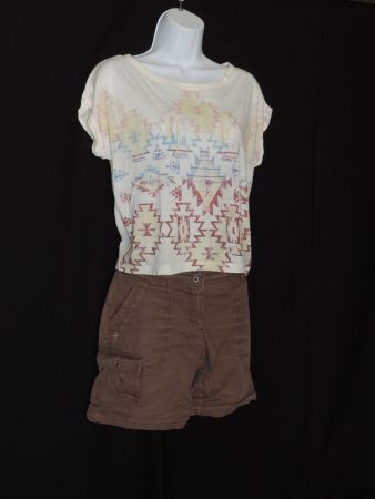 ensemble t-shirt blanc tribal et short brun gris
