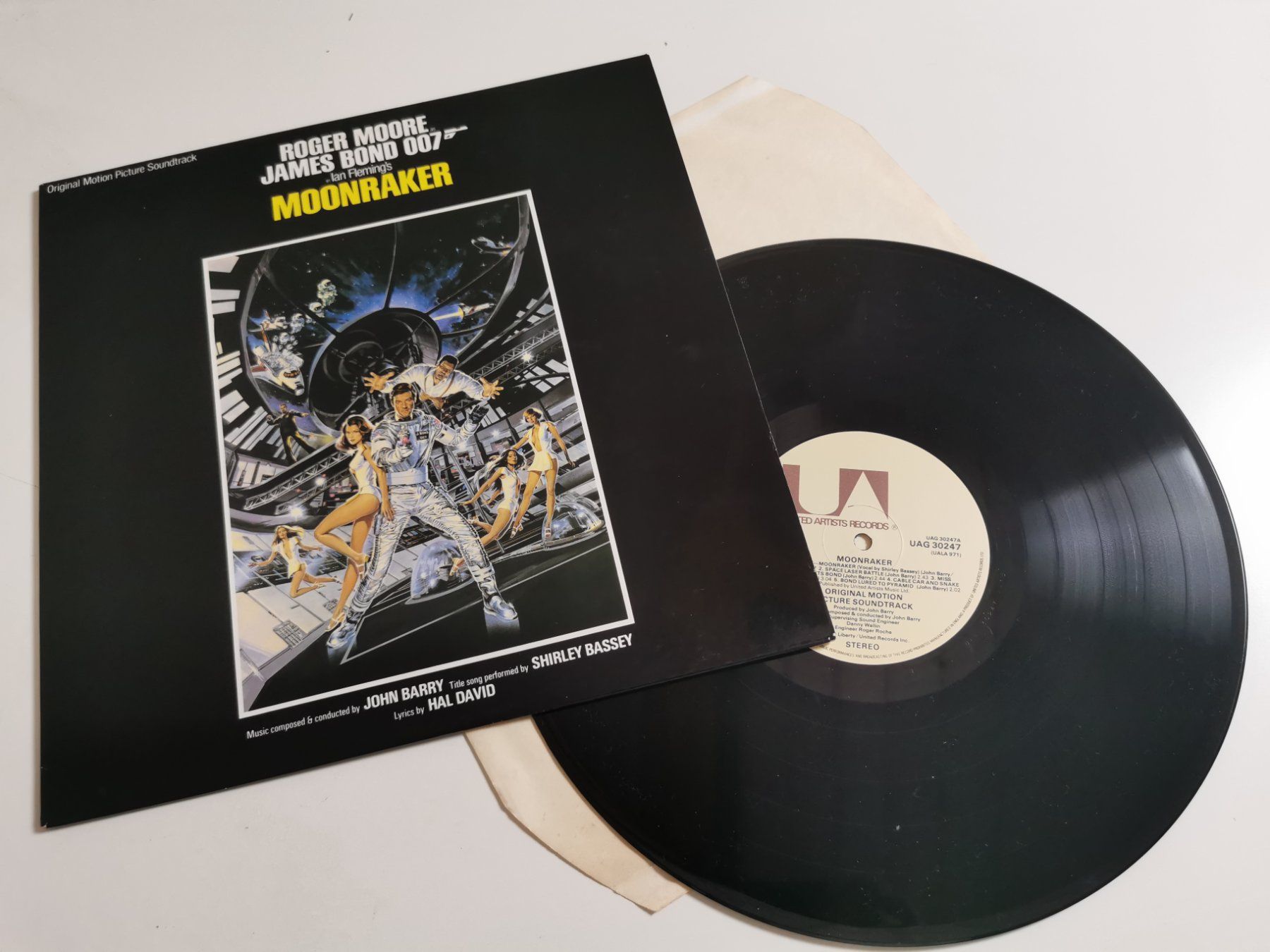 Schallplatten: MOONRAKER - ROGER MOORE JAMES BOND OO7 – Gebraucht aus Grafenried von House-of-Oldies