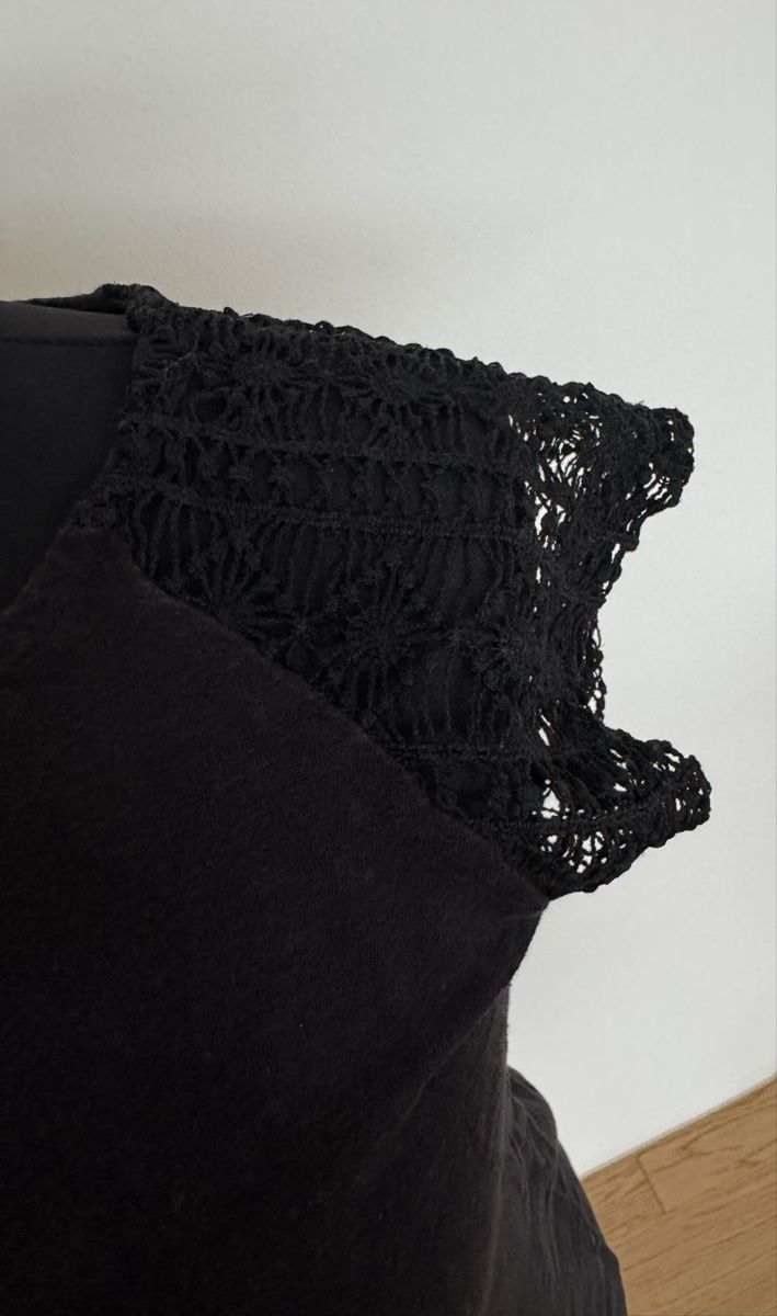 Top: Schwarzes Shirt mit Spitzenärmeln Grösse S – Usato da Hergiswil NW venduto da Labello01 1