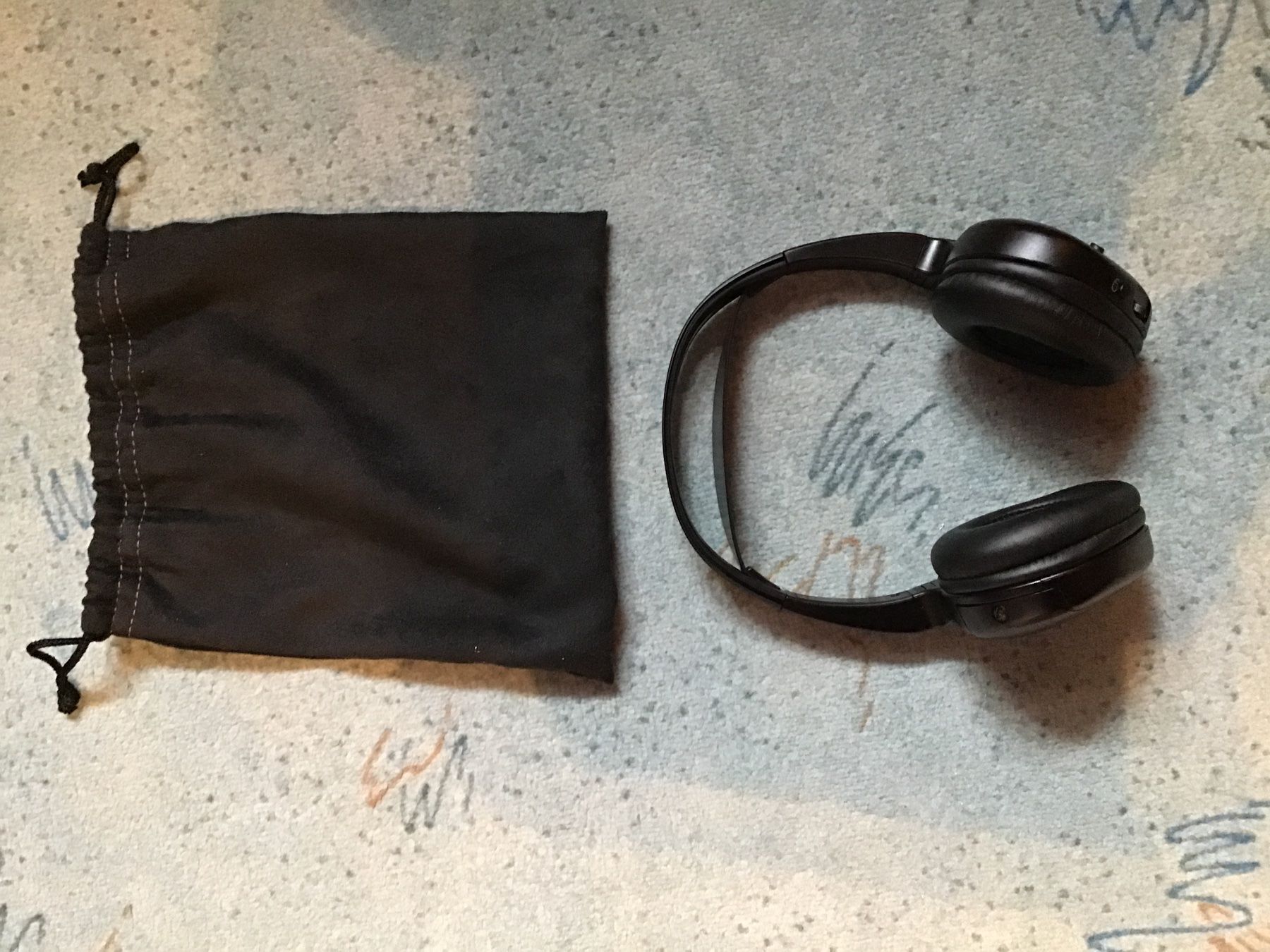 Cuffie: Schwarze Kopfhörer mit Stoffbeutel, neu – Nuovo e nell'imballaggio originale da Rüti ZH venduto da Wernika1 2