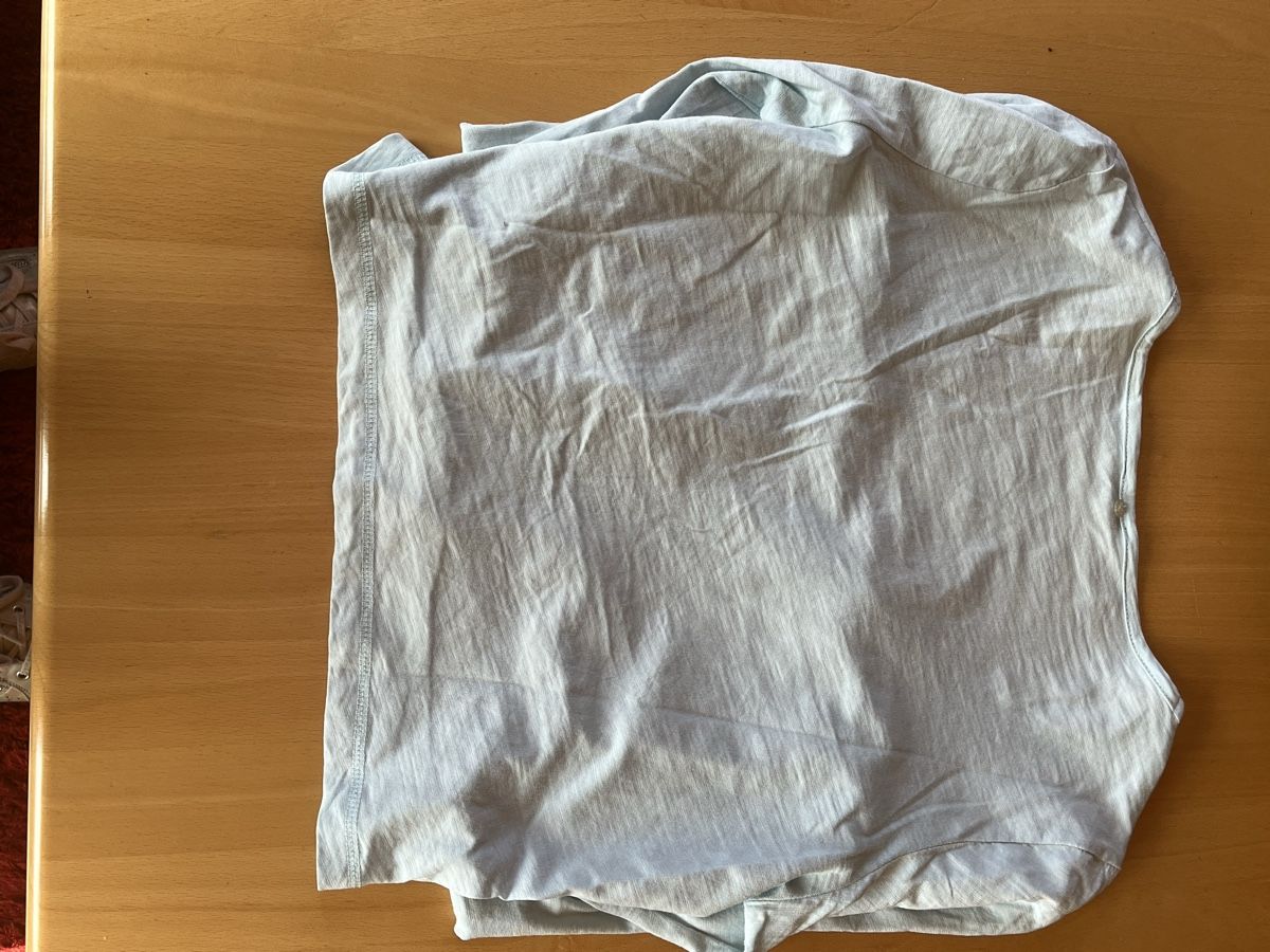 T-shirt: Hellblaues Oberteil – Usato da Wiggen venduto da Zauber_fee 1