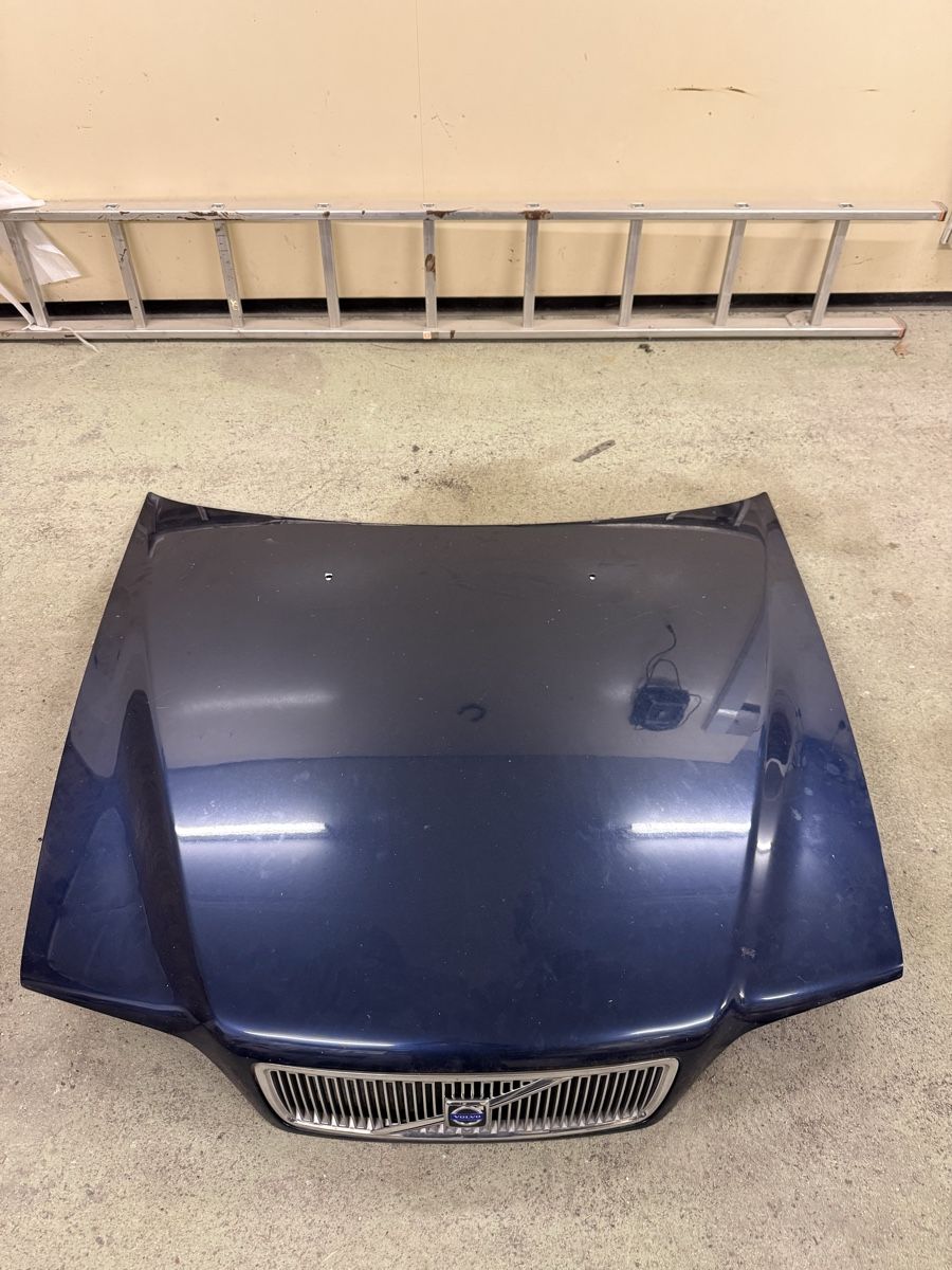 Volvo Tutti pezzi di ricambio auto: Volvo C70 Motorhaube mit Kühlergrill – Usato da Bernhardzell venduto da HeicoVolvo