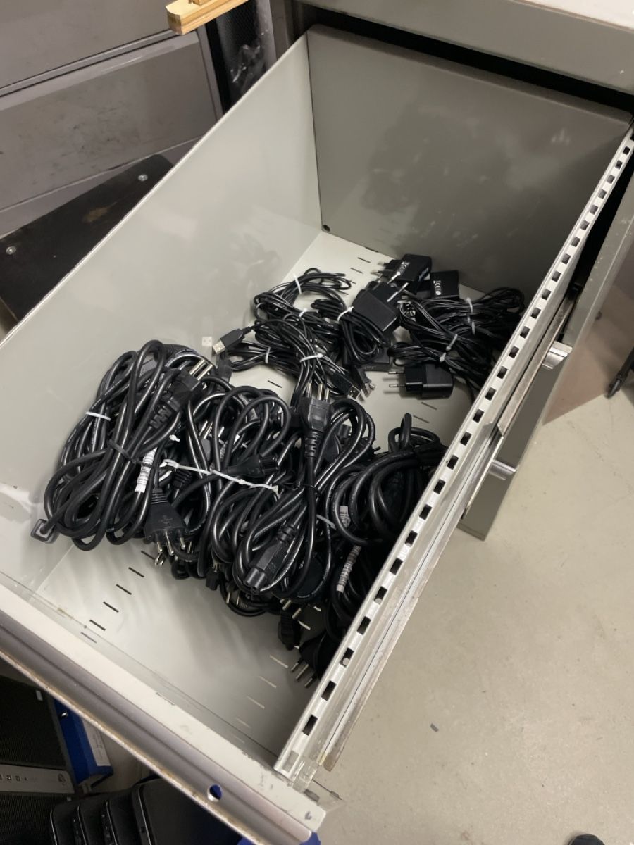 Armadi: Corpus ab 1Fr Rausverkauf – Usato da Abtwil sg venduto da Kueng.MultiOutlet 3