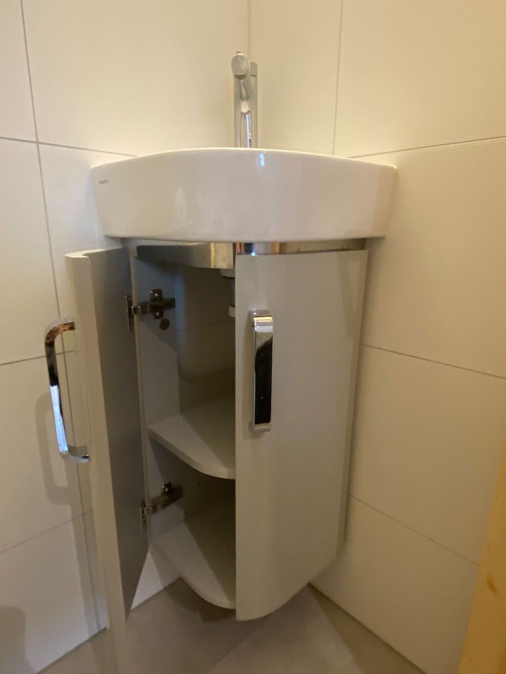 Geberit Spülbecken & Waschbecken: Eckwandbecken Geberit Renova mit  Eck-Waschtischmöbel – Gebraucht aus Hundwil von Miflo01 5