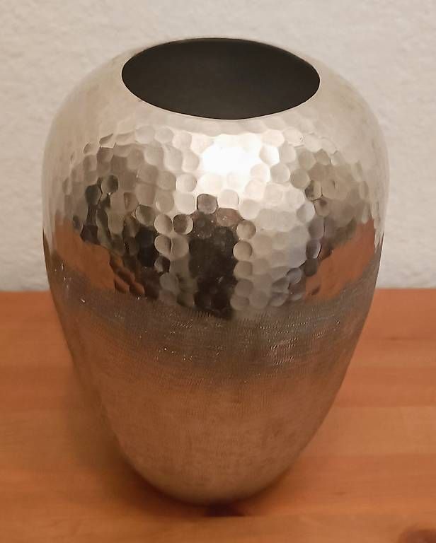 Vasen & Gefässe: dekorative Vase Mink in silberner Farbe – Gebraucht aus Bern von sv-trade