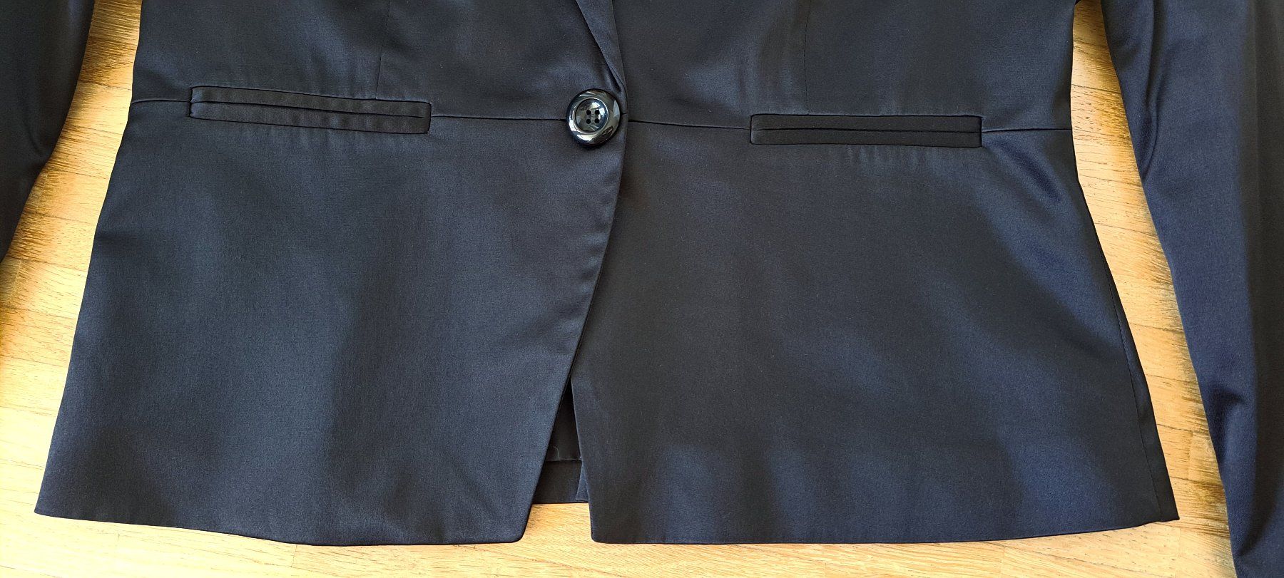 Giacche: Chique blazer noir satiné – Usato da Le Mont-sur-Lausanne venduto da olatiu 2