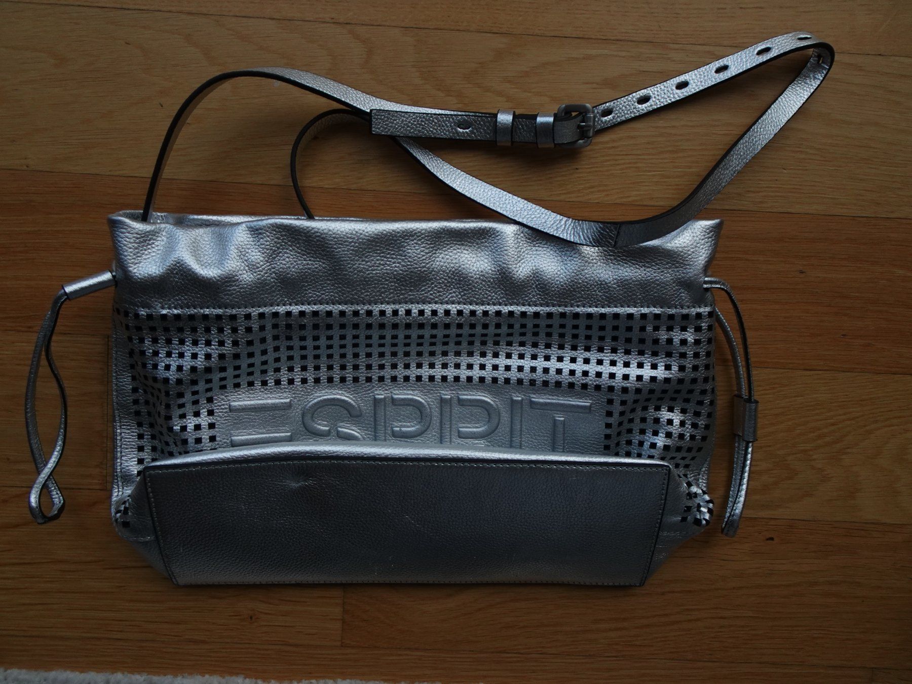 Esprit Borse da donna: Esprit Umhängetasche silber Leder Tasche – Usato da Winterthur venduto da blumeblau77 8