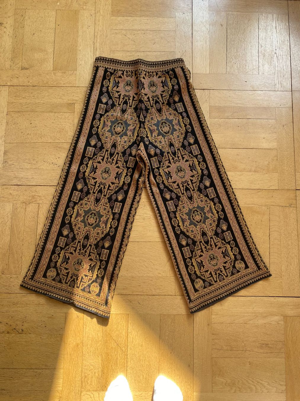 Pantaloni: GEMUSTERTE SCHLAGHOSE IN TEPPICHOPTIK – Usato da Zürich venduto da ilj_b22t 1