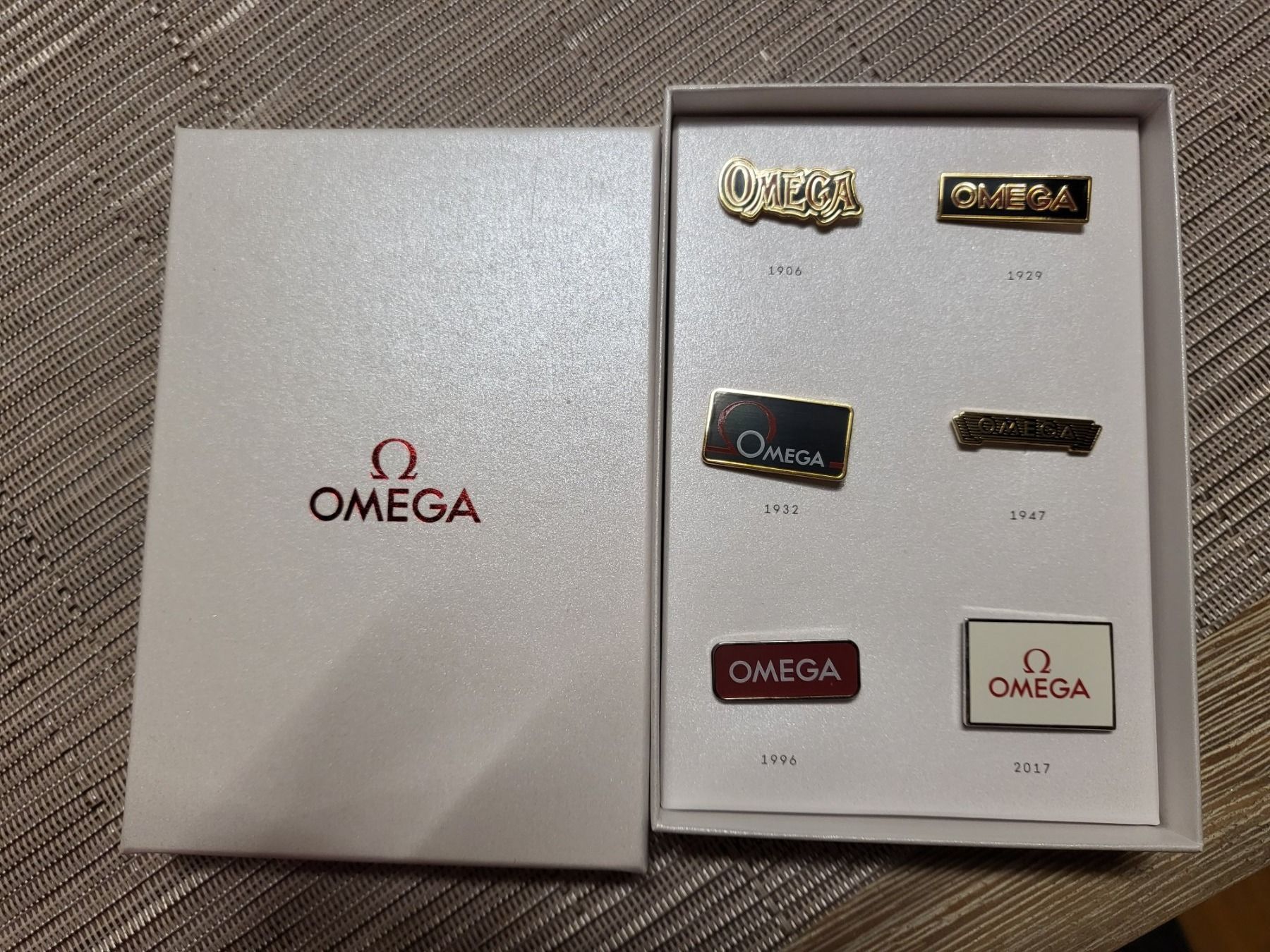 Placchette & Badge: Omega Pins Museum logo Set New – Nuovo e nell'imballaggio originale da Sonceboz-Sombeval venduto da michael.l