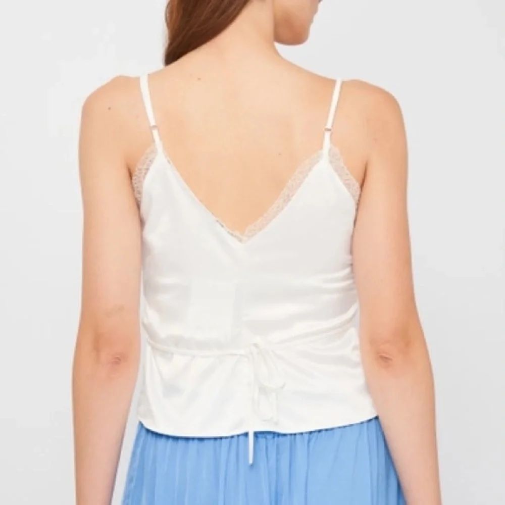 Zara Top: NEW - ZARA White Satin Top NP: 49.- – Nuovo (secondo la descrizione) da Horgen venduto da lme_8kj7 1