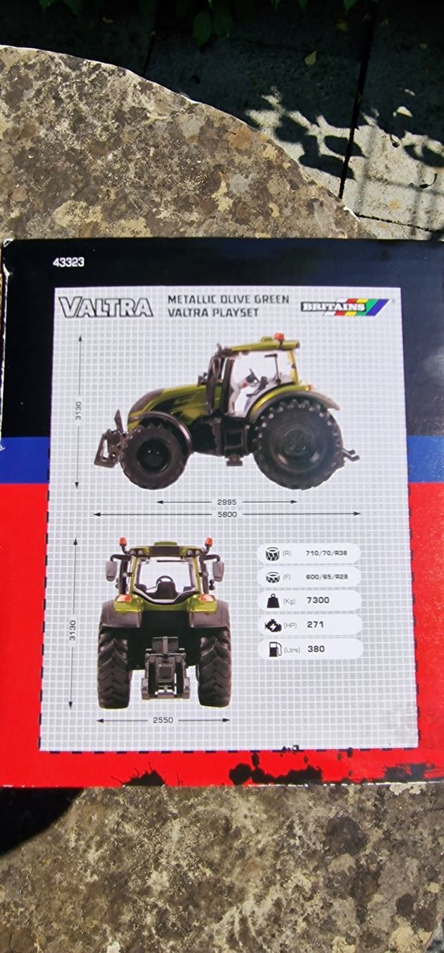 Britains Giocattoli: Valtra - Bauernhof, Spiel-Set – Nuovo e nell'imballaggio originale da Reinach AG venduto da Stalder-Technik 5