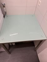 Tisch mit Glasplatte und Metallgestell gebrauchter Zustand