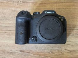 Canon EOS R7 