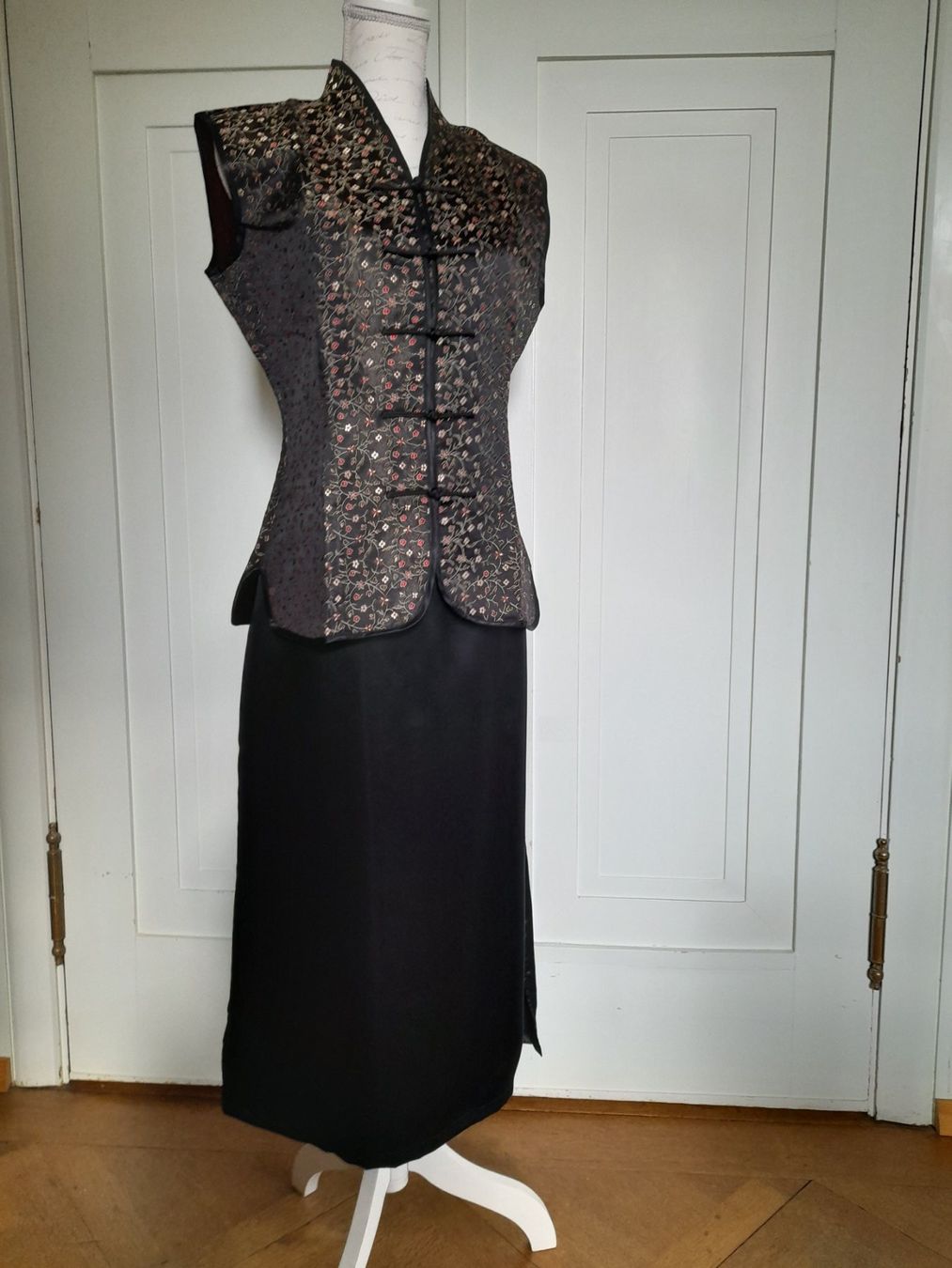 Vestiti: ASIATISCHES KLEID MIT ELEGANTEM BLUMENDESSIN, 2 TEILIG – Nuovo (secondo la descrizione) da Lenzburg venduto da mayfair02