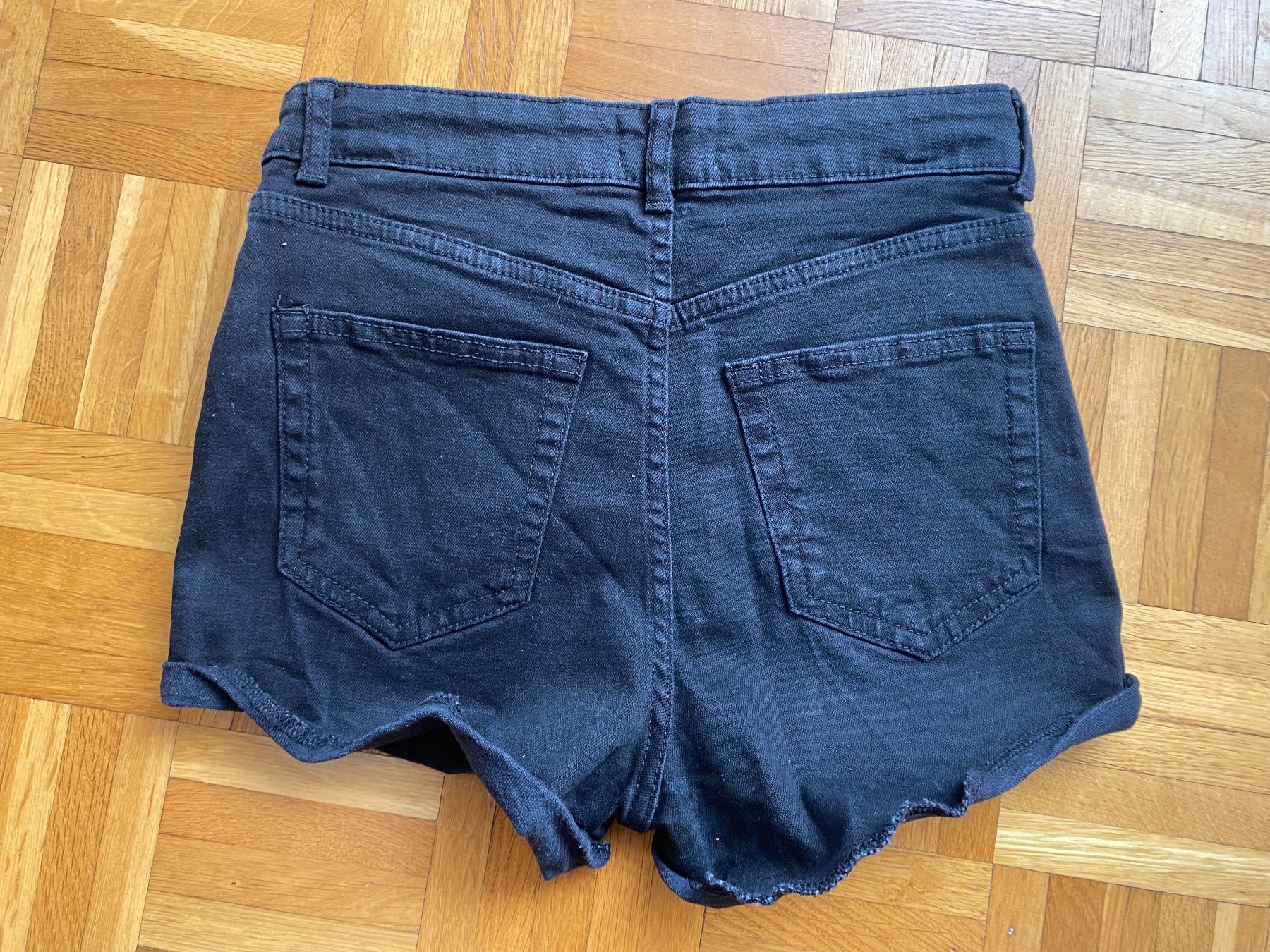Tally Weijl Pantaloni: Short Tally Weijl noir, taille 36 – Usato da La Tour-de-Peilz venduto da leu_hnf6 2