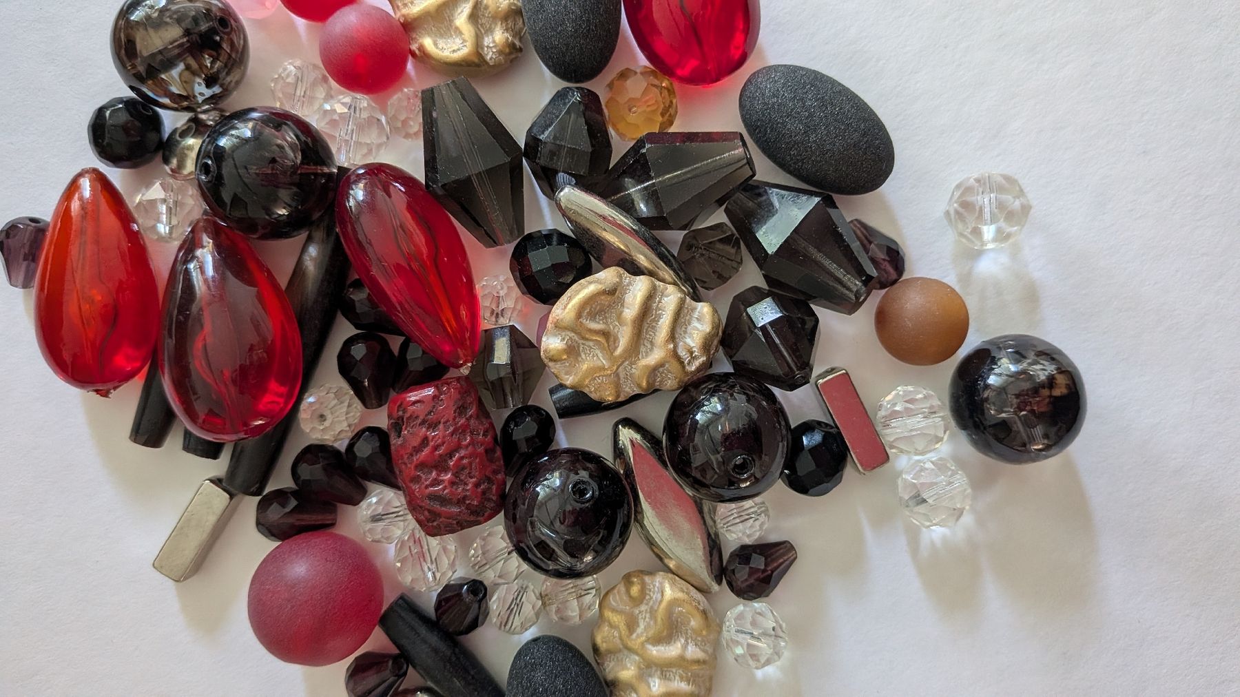 Perlen (unechte): Diverse Sets an Schmuckperlen aus Holz, Glas, Stein – Gebraucht aus Rüschlikon von frau_rose