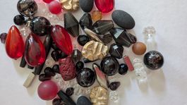 Diverse Sets an Schmuckperlen aus Holz, Glas, Stein