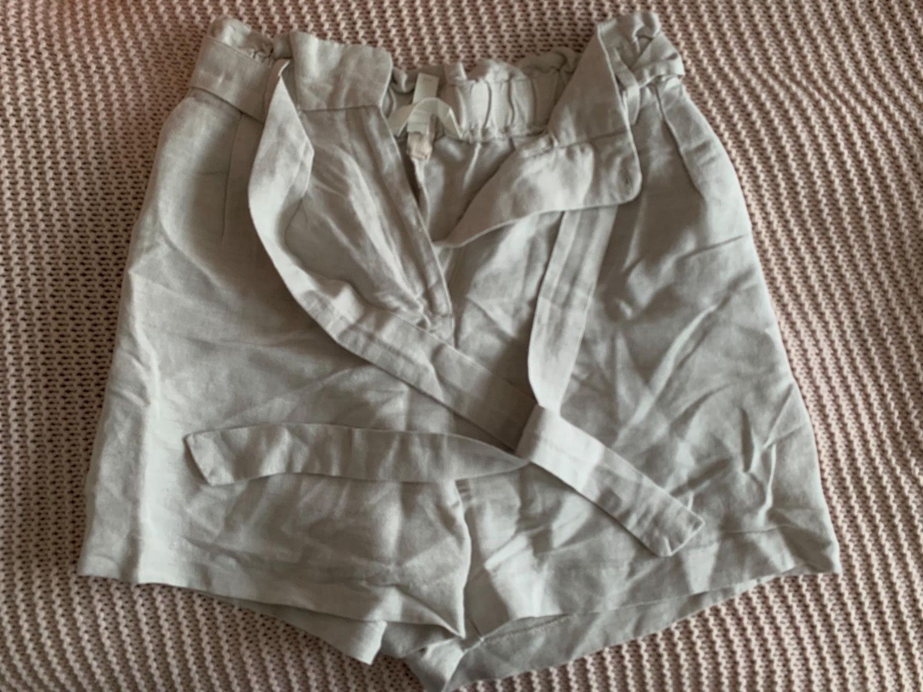 H&M Hosen: Short leger blanc cassé – Gebraucht aus Montreux von Iza_81199