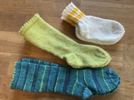 Handgestrickte Wollsocken für Kinder