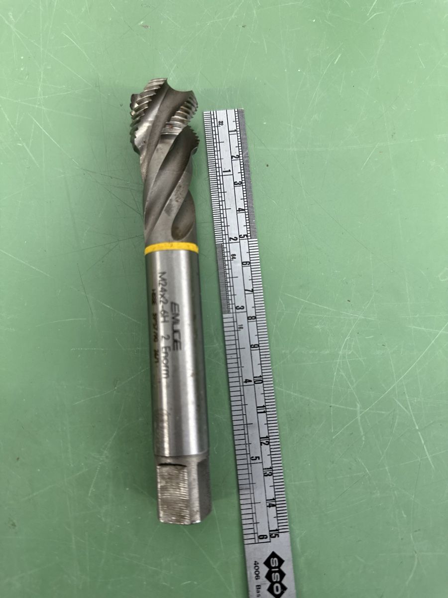 Tutti gli attrezzi: Treading tap  M24x2-6H HSS Gewindebohrer.  – Usato da Aarberg venduto da SNMachines 2