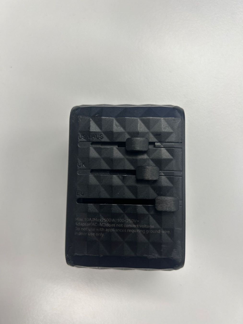 Lecteurs & Adaptateurs: Reiseadapter Threekey Universal schwarz gebraucht – D'occasion à Luzern par lupol_Verwertungen 2