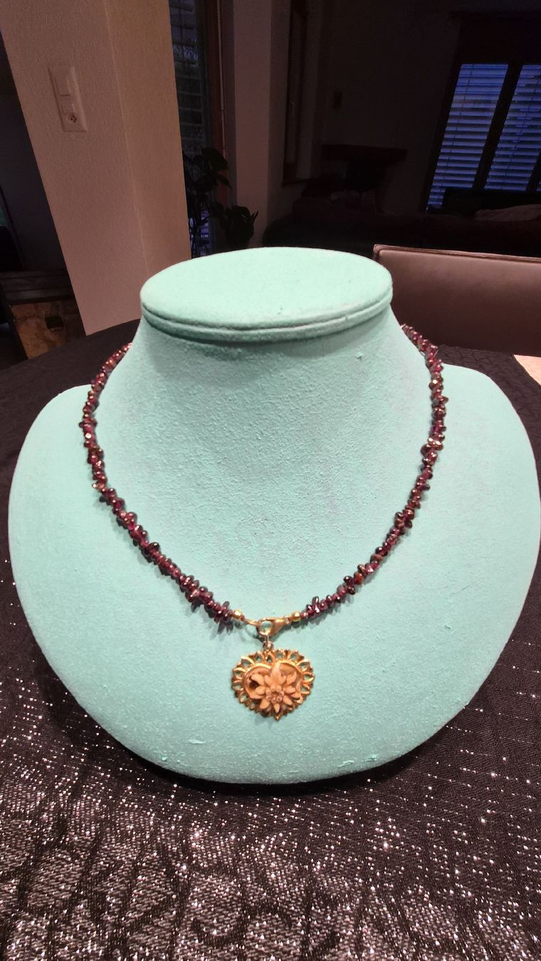 Catenine: Collier grenat vintage avec pendentif edelweiss – Usato da Avry-sur-Matran venduto da cec_nhz8