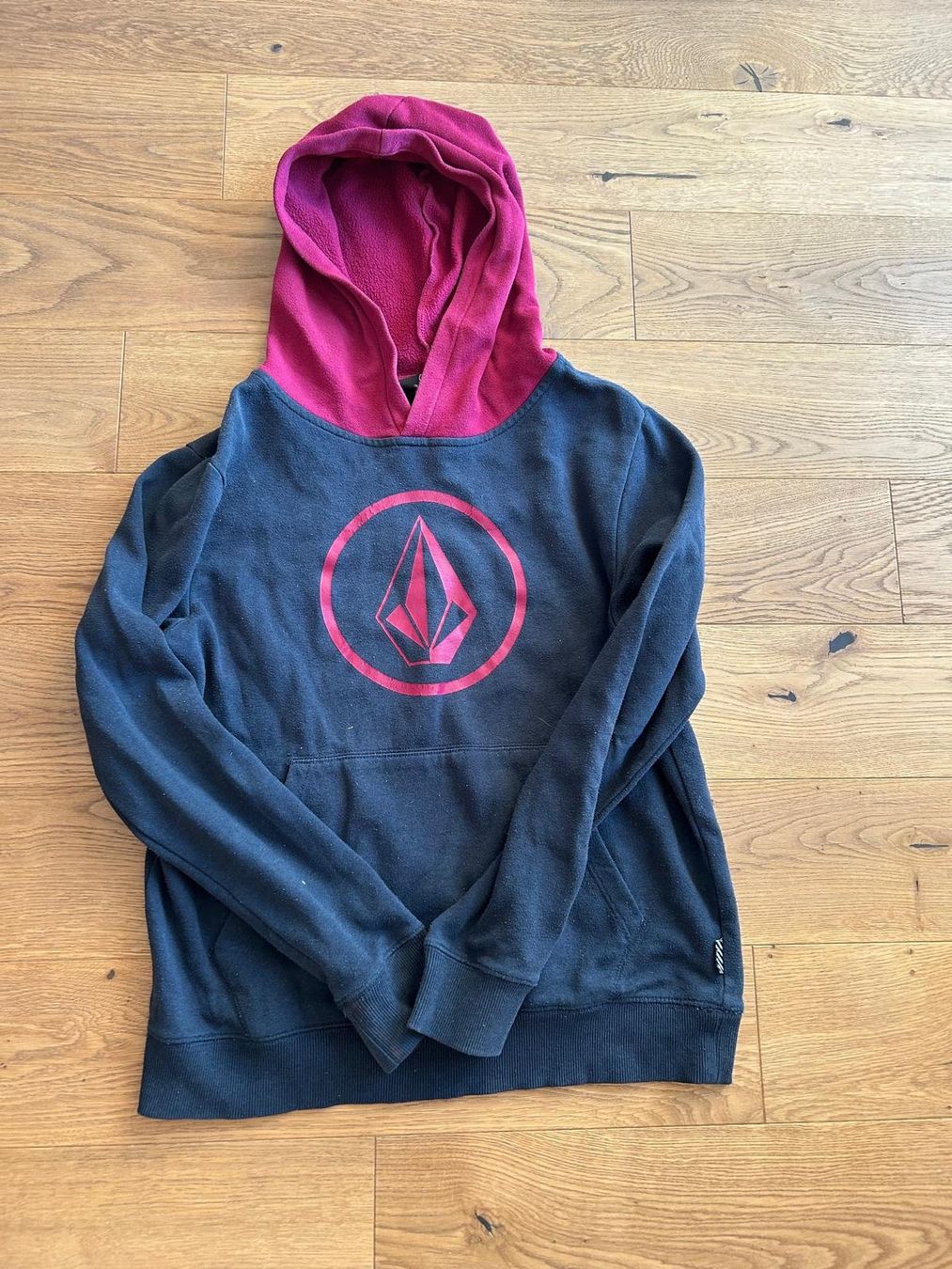 Pulls & Sweat-shirts: Hoodie Volcom – D'occasion à Chêne-Bourg par JKLN