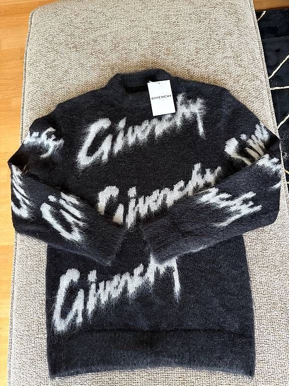 Givenchy Pullover & Sweatshirts: New Givenchy Sweather – Gebraucht aus Vacallo von bri_9hp2 1