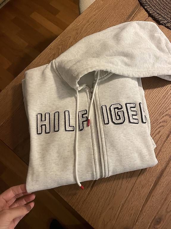 Tommy Hilfiger Giacche: Tommy Hilfiger Trainerjacke grau – Usato da Meilen venduto da SabrinaK1992 1