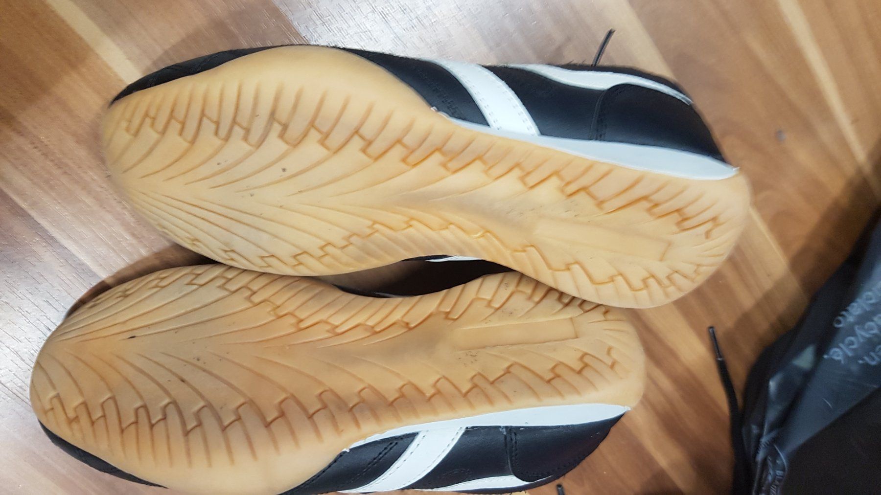 Scarpe da donna: Innen Turnschih gr 38 K10 – Usato da Schwarzenburg venduto da Sunny0290 1