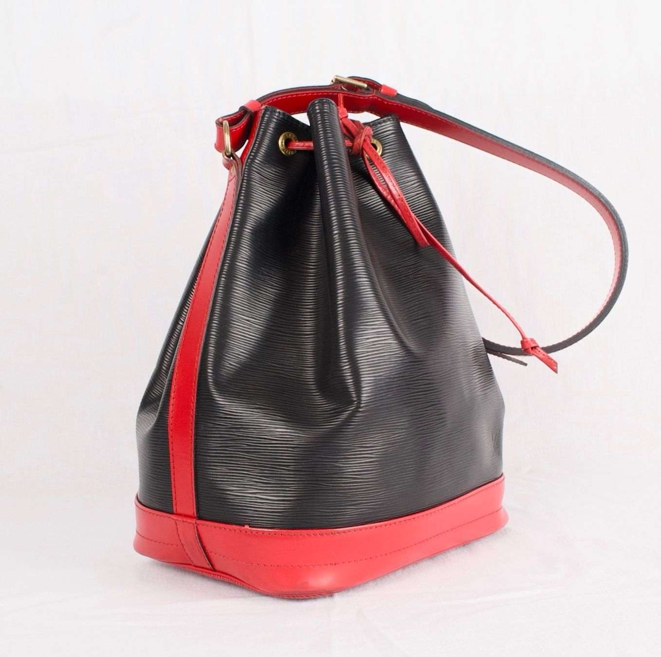 Louis Vuitton Taschen für Damen: Auth LOUIS VUITTON Noe big size epi leather. – Gebraucht aus Lausanne von Lamedusac 1